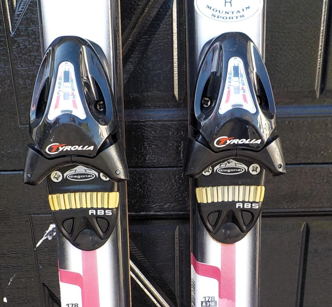 Vintage Fischer DRS 100.W Alpine Downhill Skis 68" Dual Radius Sidecut with Bindings | Lot 2438