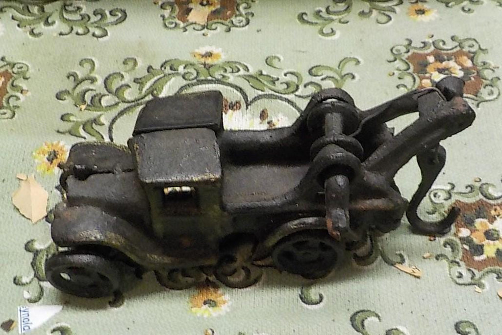 Antique Cast Iron Toys Tow Truck Wrecker 5.5" Toy could be Arcade item 1042